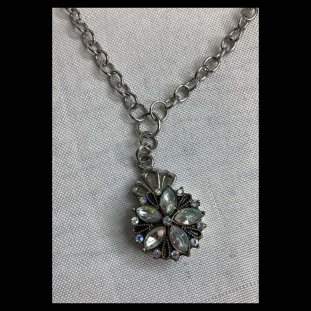 Elegant Silver Floral Pendant Necklace